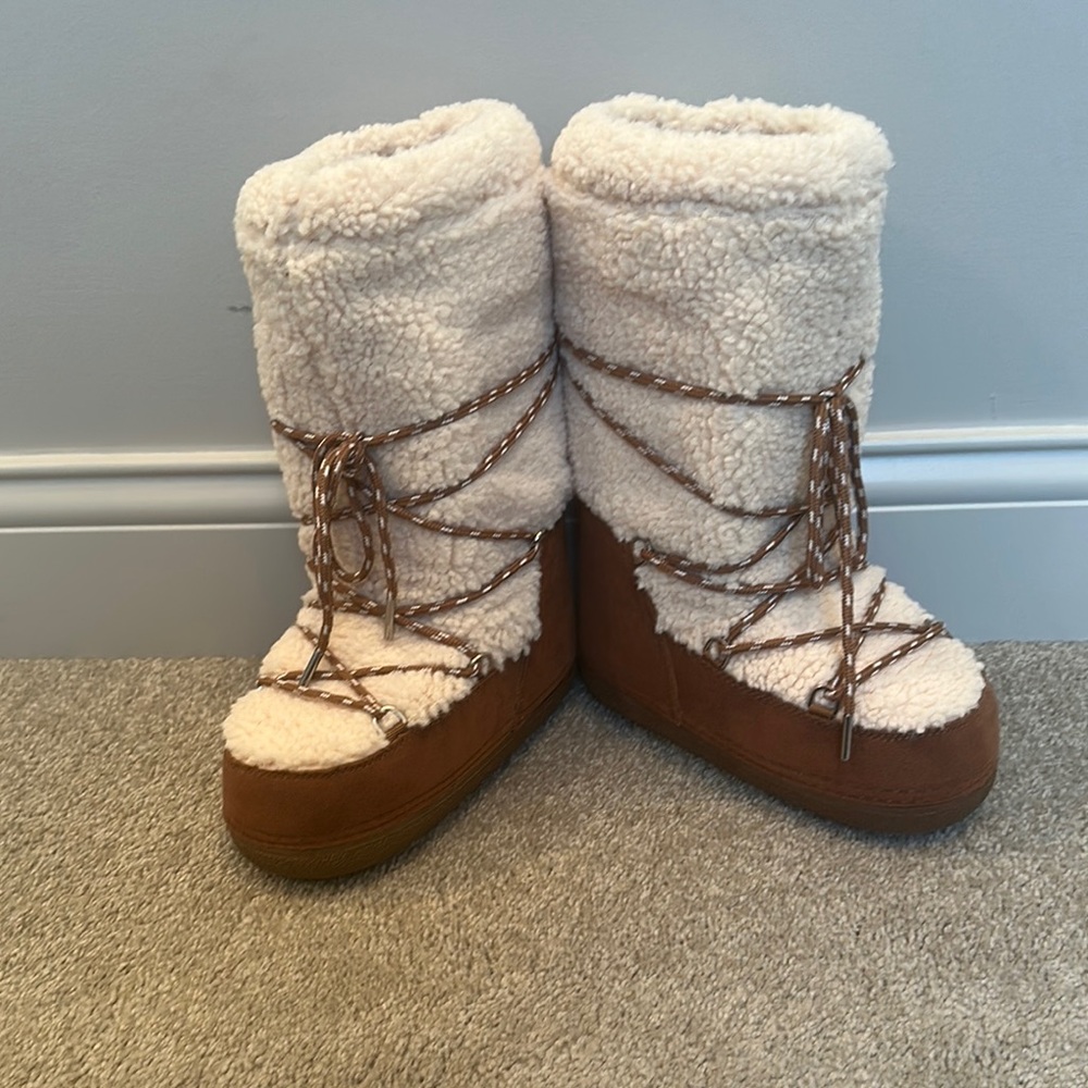 Cozy Winter Boots in Cream and Brown